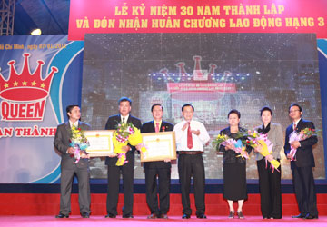 CÔNG TY ĐÊM VẠN THÀNH NHẬN HUÂN CHƯƠNG LAO ĐỘNG